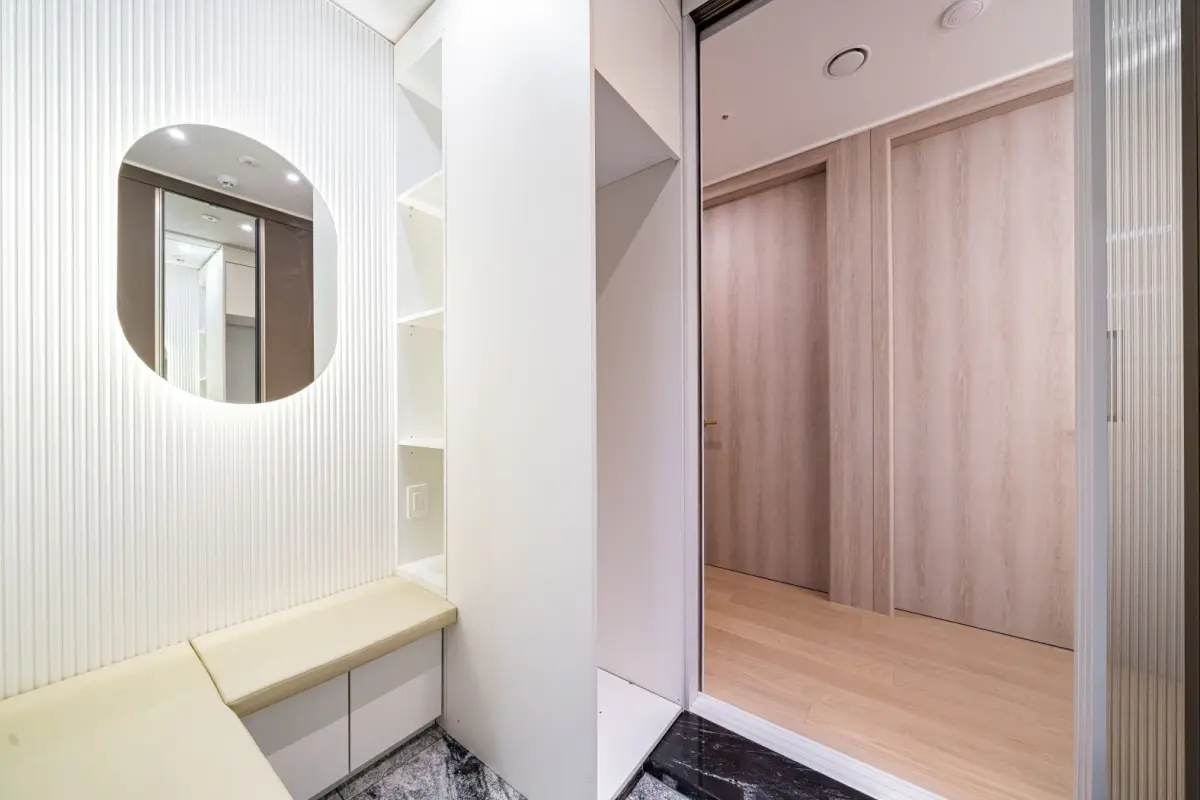 화이트 플루티드 패널로 완성한 모던 현관 인테리어